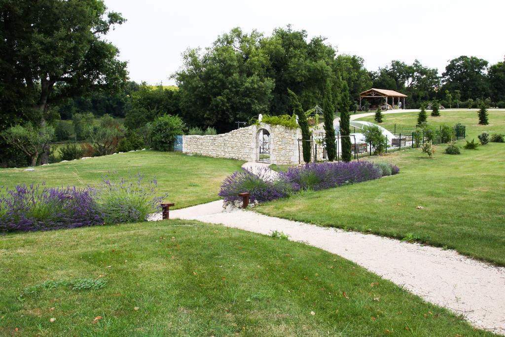 Chambres d'hôtes Domaine de Nazère Avezan Exterior foto